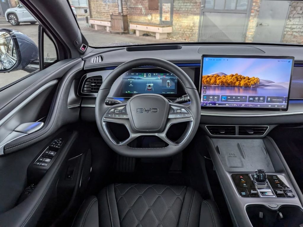 Edler Innenraum und hohes Qualitätslevel im BYD Sealion 7: Digitalcockpit und großer Touchscreen für das Infotainmentsystem.