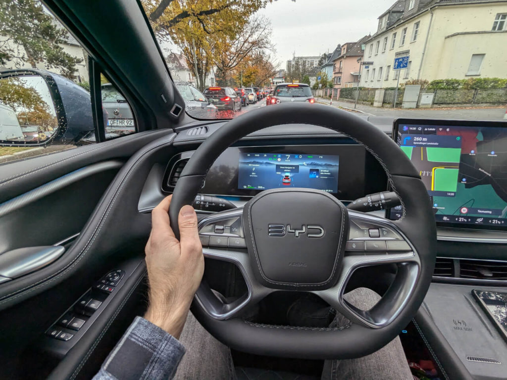 Fahrerperspektive im BYD Sealion 7: Übersichtliches Digitalcockpit und Fahrerassistenzsysteme helfen im Stop-and-Go-Verkehr