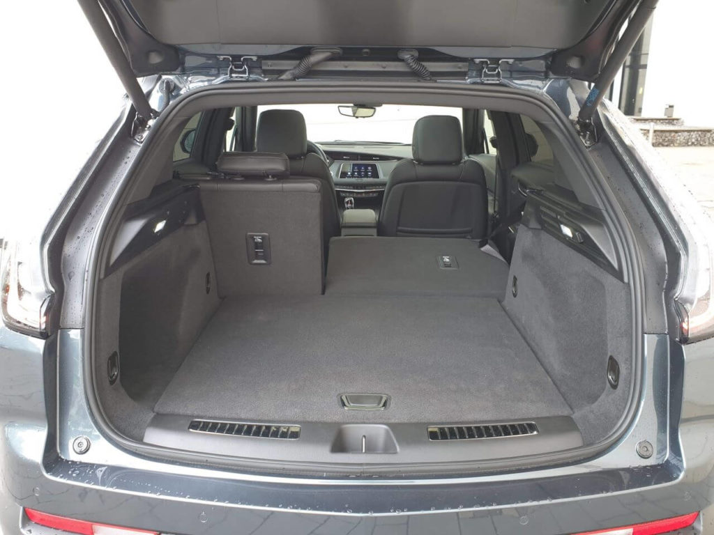 ebene Ladefläche im Cadillac XT4: Kofferraum mit umgeklappter Rücksitzbank