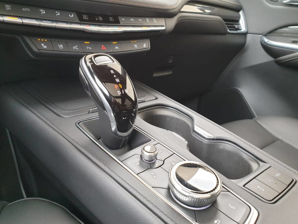 Cadillac XT4: klassischer Automatik-Wahlhebel und Dreh-Drück-Steller in der Mittelkonsole zur Steuerung des Infotainmentsystems