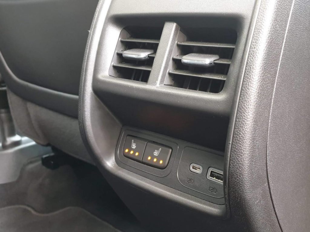 Klimabedienteil mit 3-stufiger Sitzheizung für die hinteren Plätze und USB-C und USB-A Anschluss