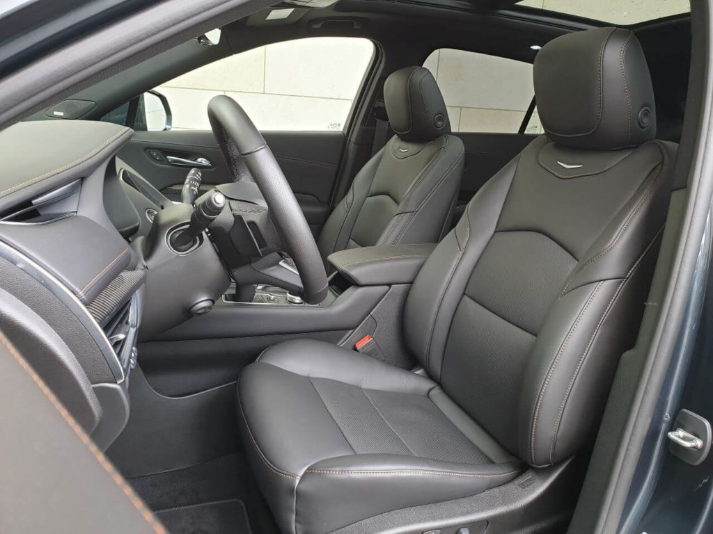 komfortabler Fahrersitz in Leder mit farbig abgesetzten Ziernähten im Cadillac XT4 mit Massagefunktion