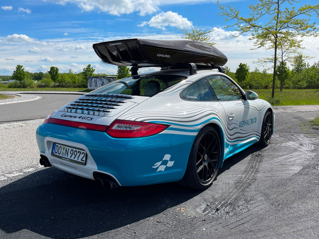 Porsche 911 mit Dachgepäckbox