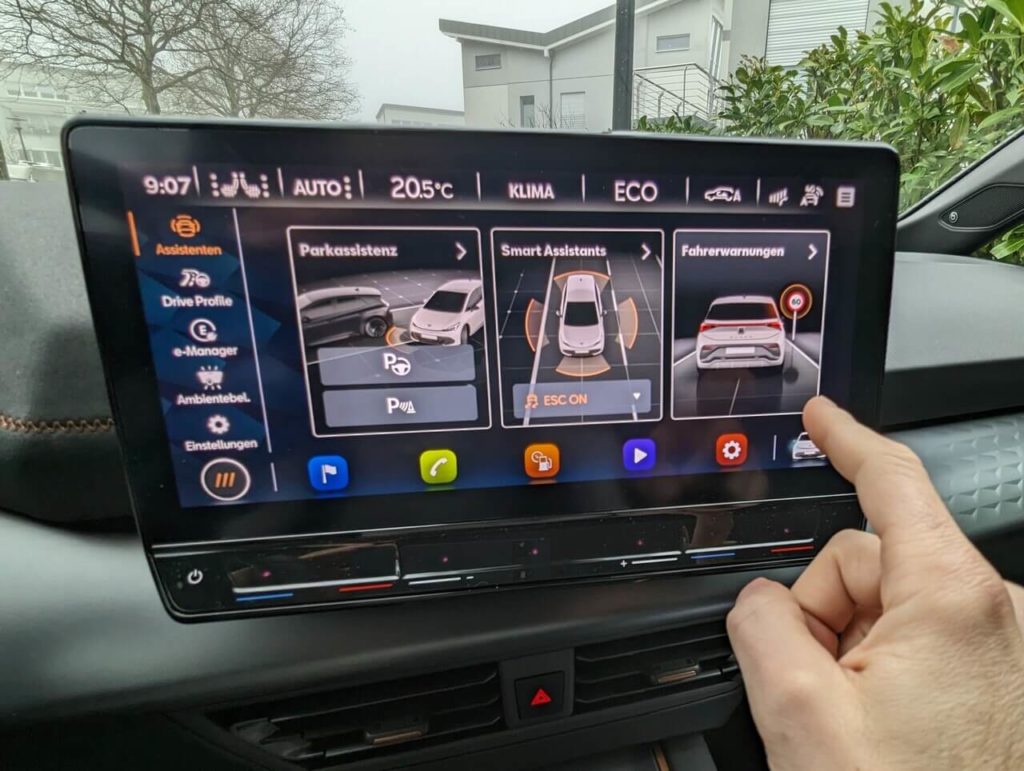Fahrerassistenzsysteme: Einstellungen der Sicherheitssysteme über den 12 Zoll Touchscreen