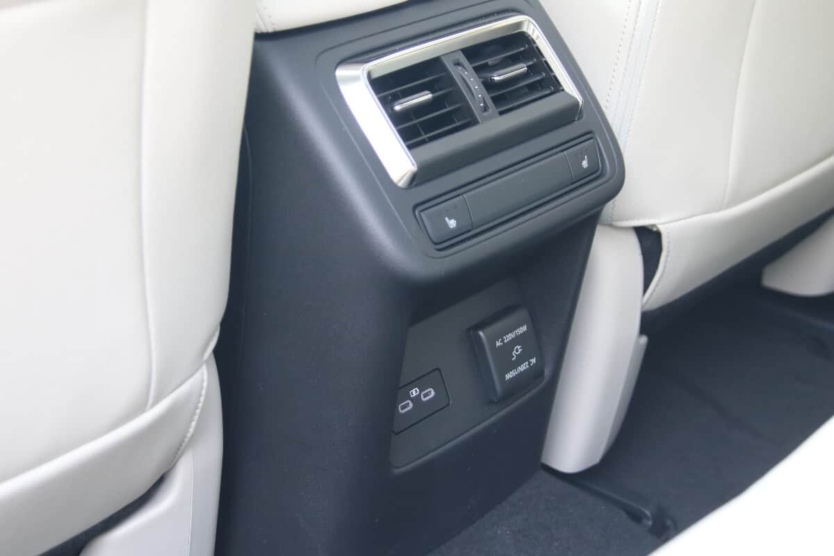 Rücksitzbank mit Sitzheizung 230 Volt Steckdose und USB-C