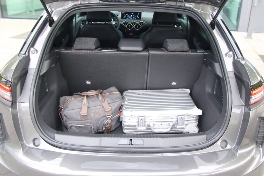 Kofferraum im DS 3 Crossback mit Bordtrolley und Weekender Tasche