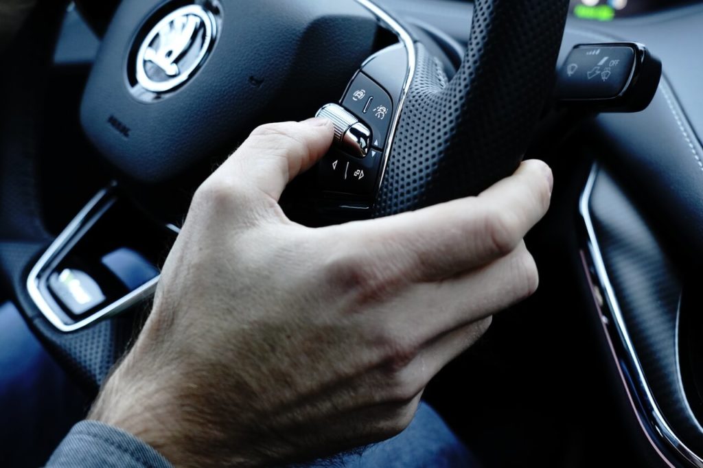 Škoda Enyaq Lenkradfernbedienung mit Drehwalzen für Lautstärkenregelung