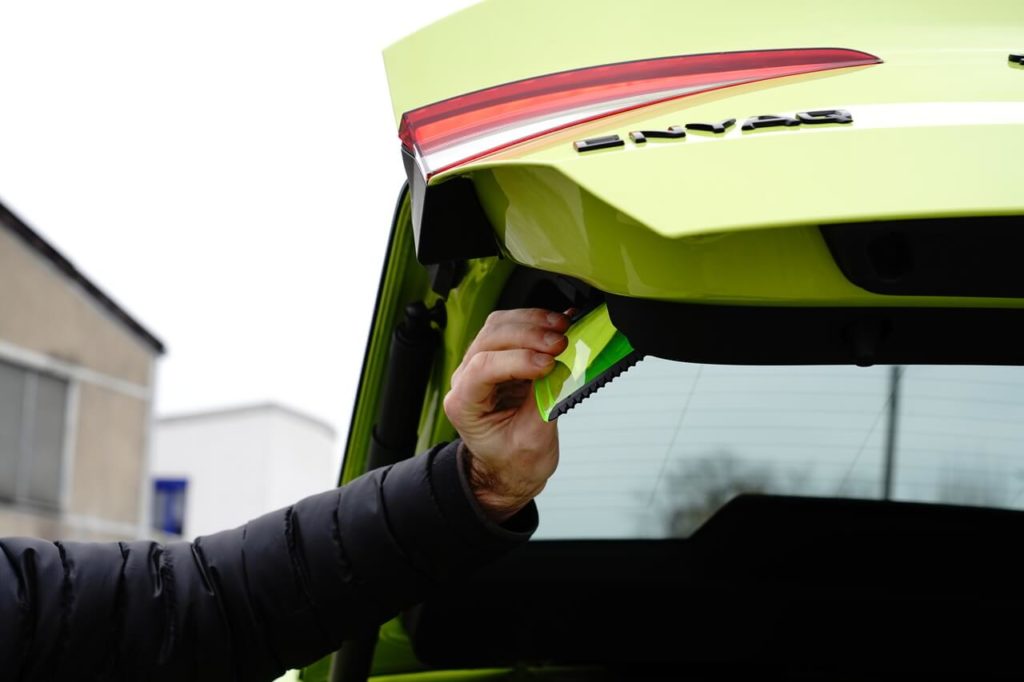 Simply-Clever: Eiskratzer in der Heckklappe des Škoda Enyaq Coupé RS,
