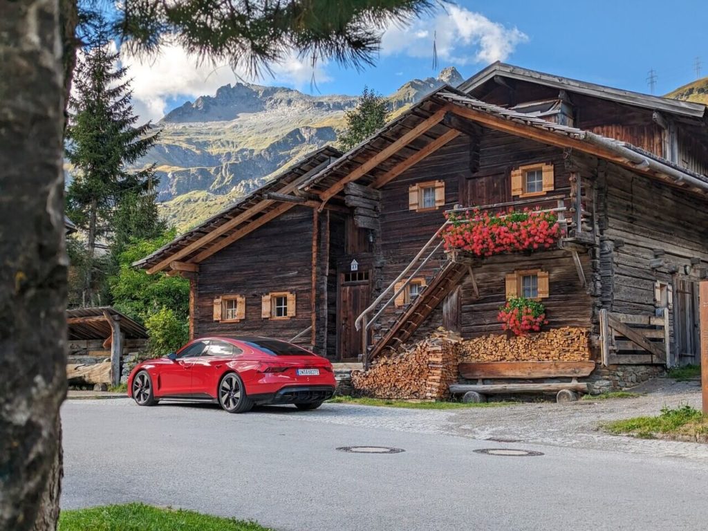 Traditionelles Österreichisches Bauernhaus mit Audi