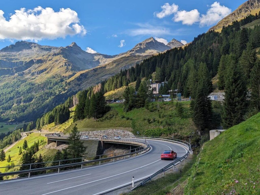Bergpanorama der Felbertauernstraße: Kurvenreiche Strecke mit Audi