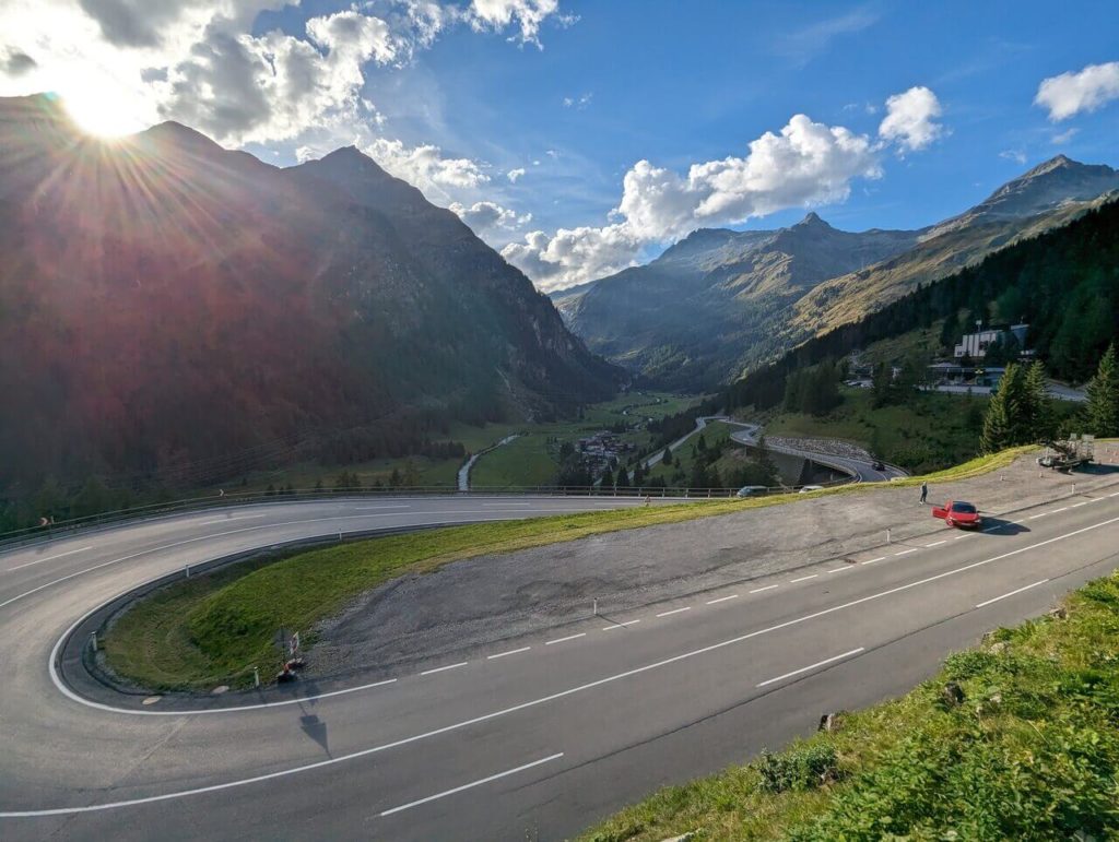 Kurvenreiche Strecke der Felbertauernstraße in Österreich mit wunderschönem Bergpanorama