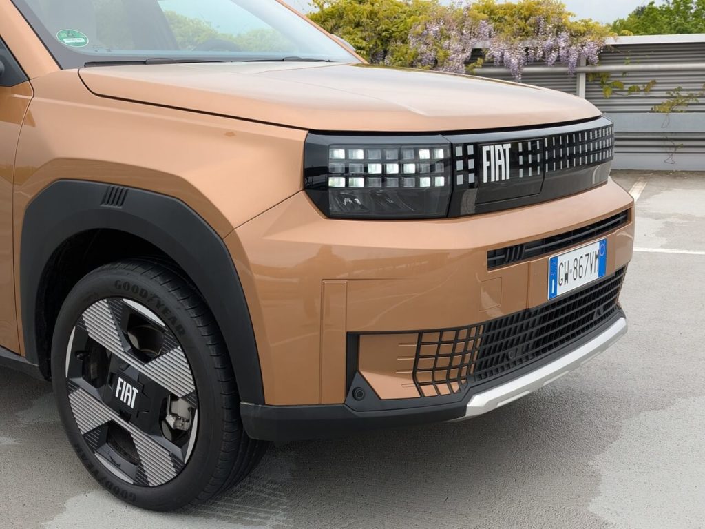 "La Prima" mit 17 Zoll Leichtmetallrädern (schwarz-silber) und Pixel-LED-Scheinwerfer.