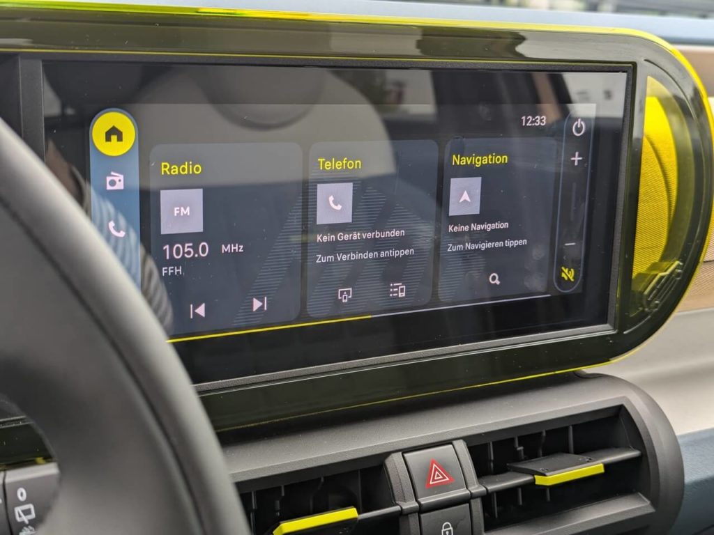 Infotainmentsystem mit 10,25 Zoll großem Touchscreen und kabelloser Smartphone-Integration (Android Auto, Apple CarPlay).