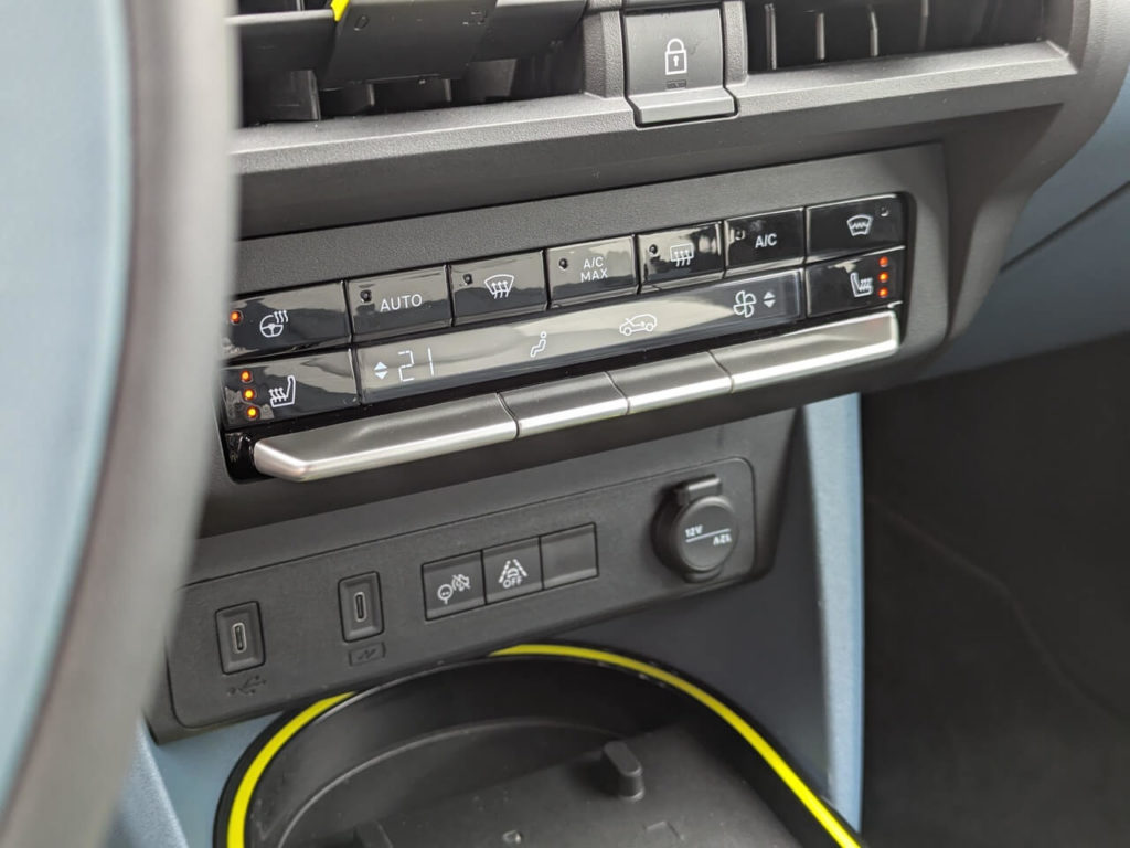 Fiat Grande Panda Elektro La Prima mit Winter-Paket (Bestellcode K7T) mit Frontscheibenheizung, Sitzheizung, Lenkradheizung.