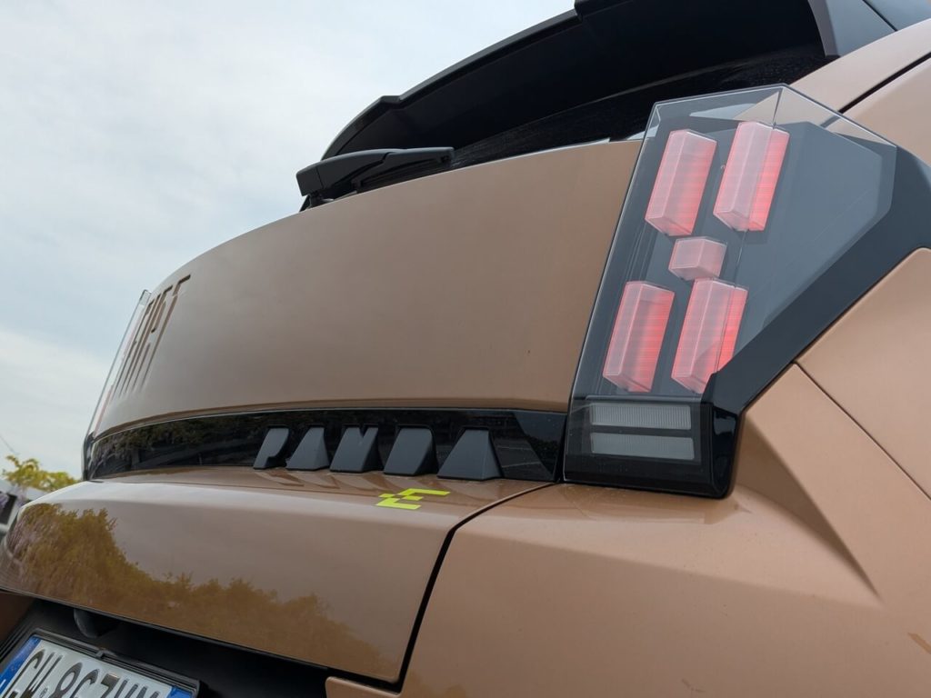 Retro-Look: Rechteckige Pixel-LED-Rückleuchten unter Klarglas.