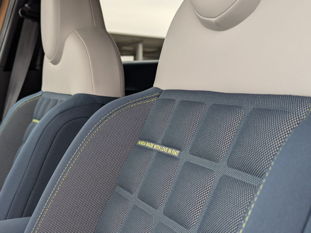 Interieur im Fiat Grande Panda "La Prima" mit Polster Stoff "Signatur" (Farbcode 192, Optionscode B9M), blau mit gelber Ziernaht.