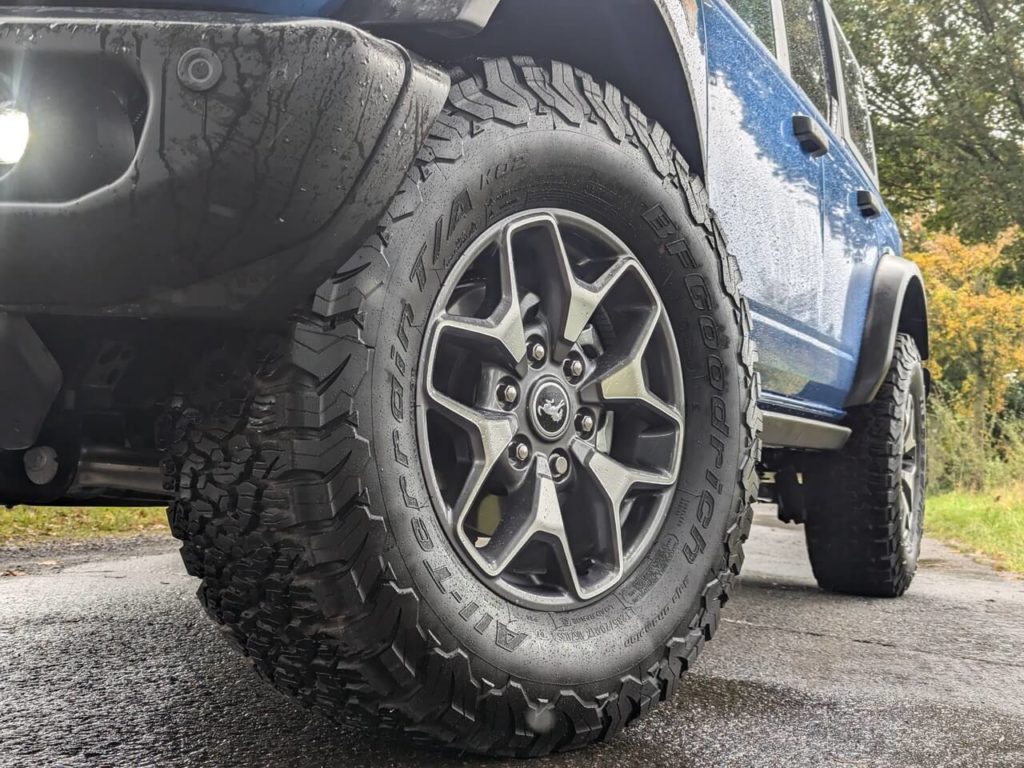 Ford Bronco Badlands Räder (Bestellcode D2YDF) 8Jx17 mit All-Terrain Reifen 285/70 R17. Offroad-Reifen