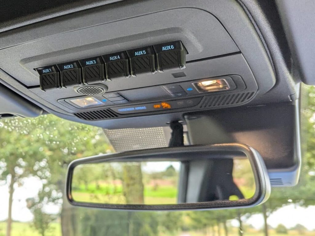 Dachkonsole: vorverkabeltes Bedienpanel zur Steuerung von Zubehör (AUX 1 bis AUX 6).