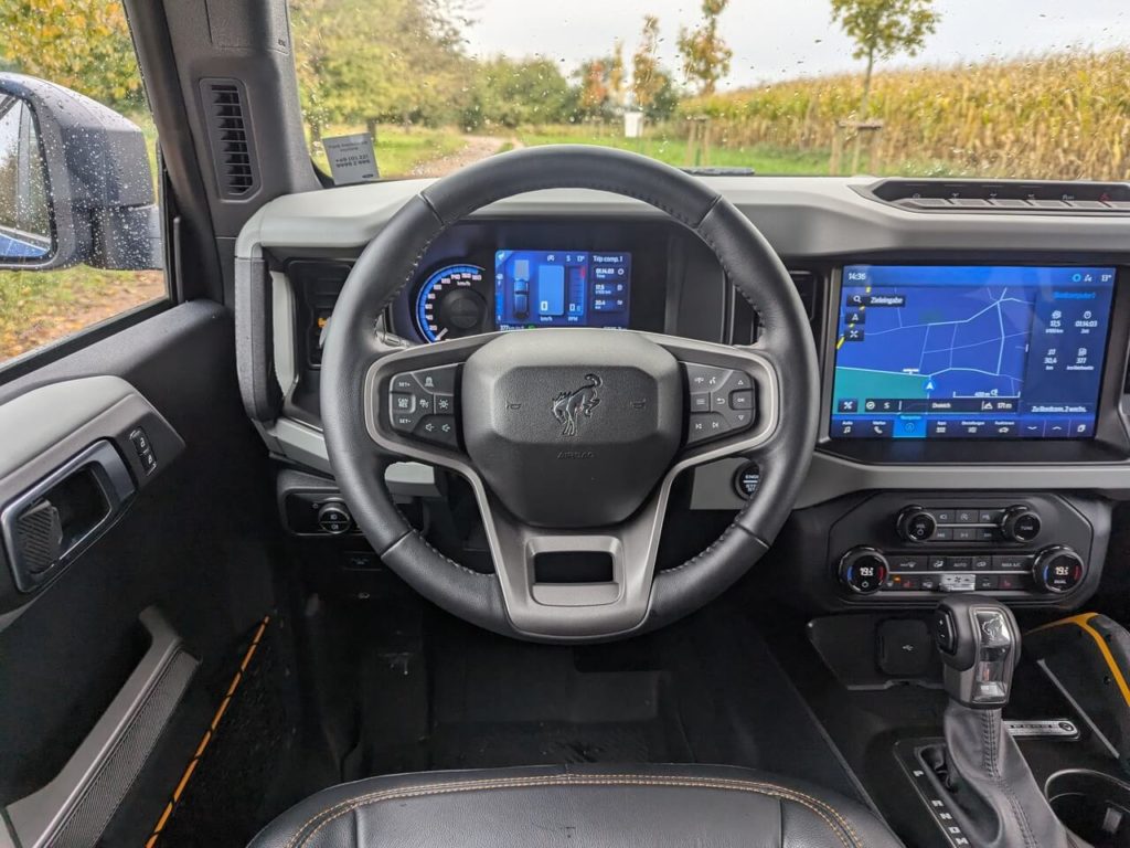 Fahrerperspektive im Ford Bronco Badlands: 8 Zoll großer Digitaltacho, Lederlenkrad und 12 Zoll großes Infotainmentsystem mit integriertem Navigationssystem.