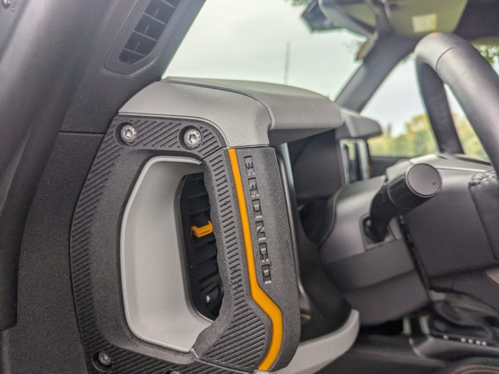 Haltegriff auf dem Armaturenbrett: Haltegriff und Schrauben mit "Bronco"-Schriftzug.