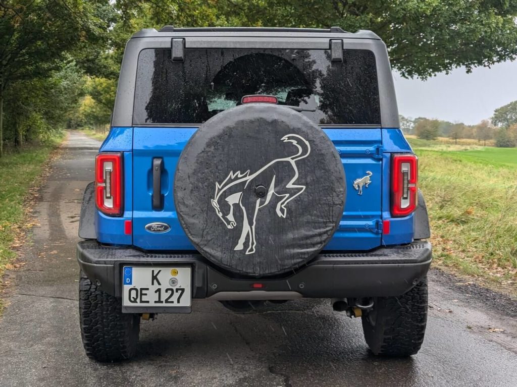 Heckansicht: Das Ersatzrad beim Ford Bronco ist auf der Hecktür montiert. hier mit originaler Schutzabdeckung.