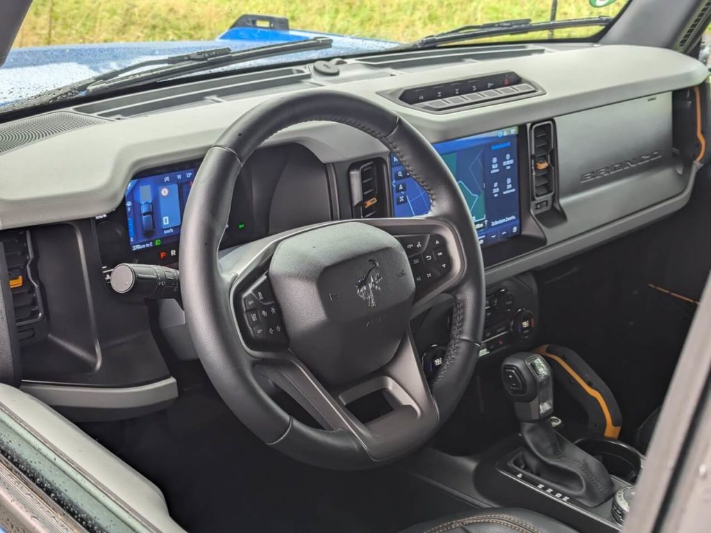 Fahrzeuginnenraum: Digitales Kombiinstrument (8") und Infotainmentsystem mit Touchscreen (12").