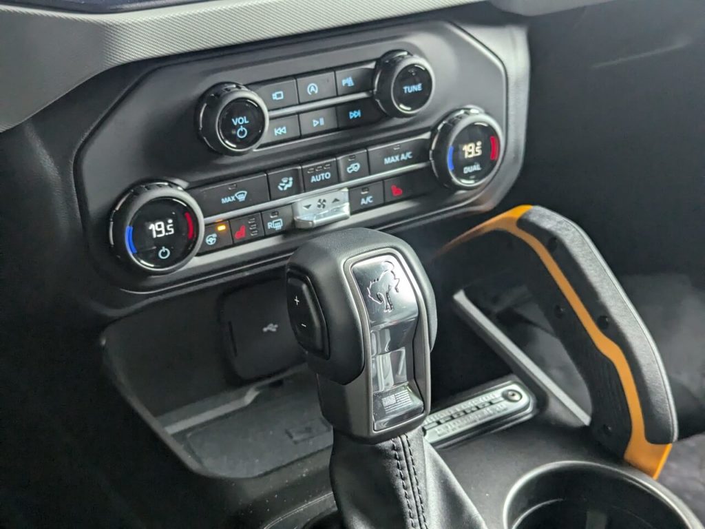 Steuerung der 2-Zonen-Klimaautomatik. Klimabedieneinheit mit Drehreglern mit integrierter Temperaturanzeige. Automatikwählhebel des 10-Gang- Automatikgetriebe.