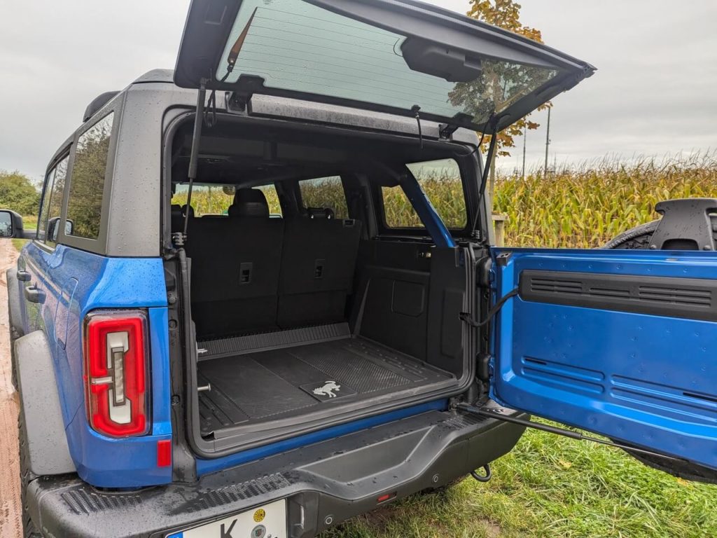 Die Hecktür beim Ford Bronco schwingt zur Seite auf, die Heckscheibe nach oben. Das Kofferraumvolumen beträgt zwischen 562 und 1.804 Liter bei komplett umgelegter Rücksitzbank.