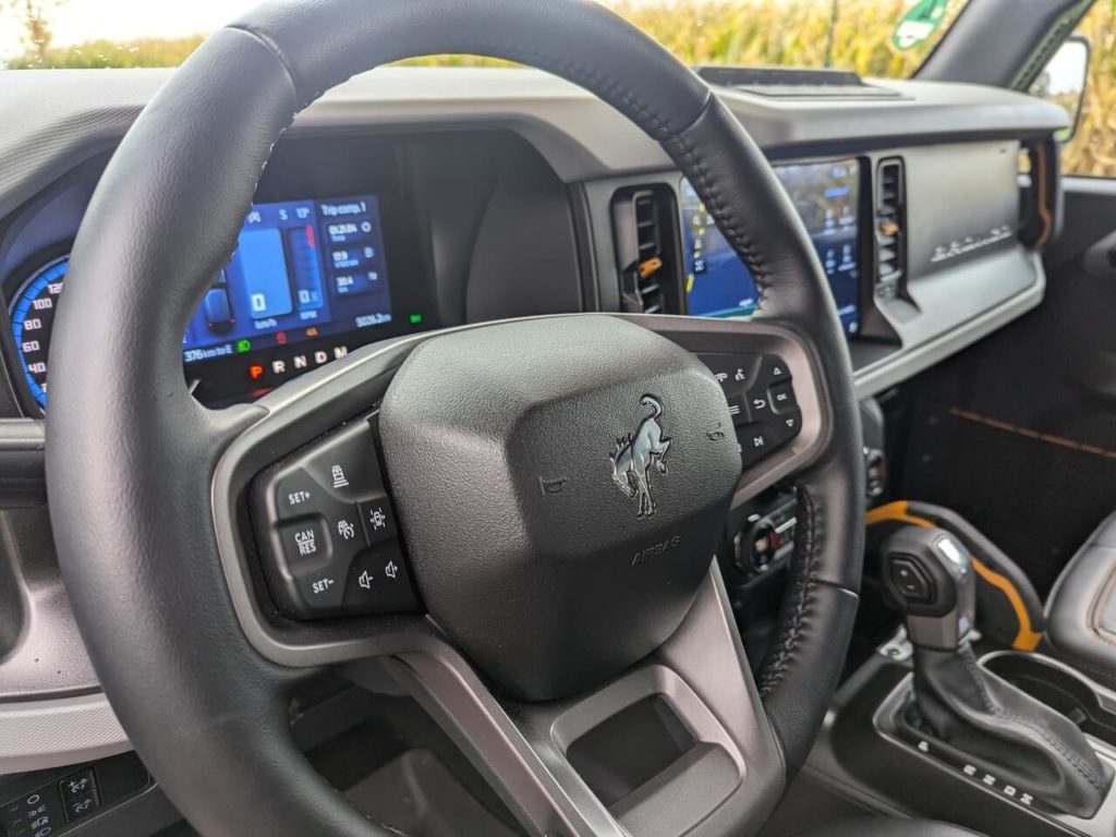 Vor Spritzwasser geschützt: Die Tasten auf dem Lenkrad des Ford Bronco sind mit Gummi-Überzogen.