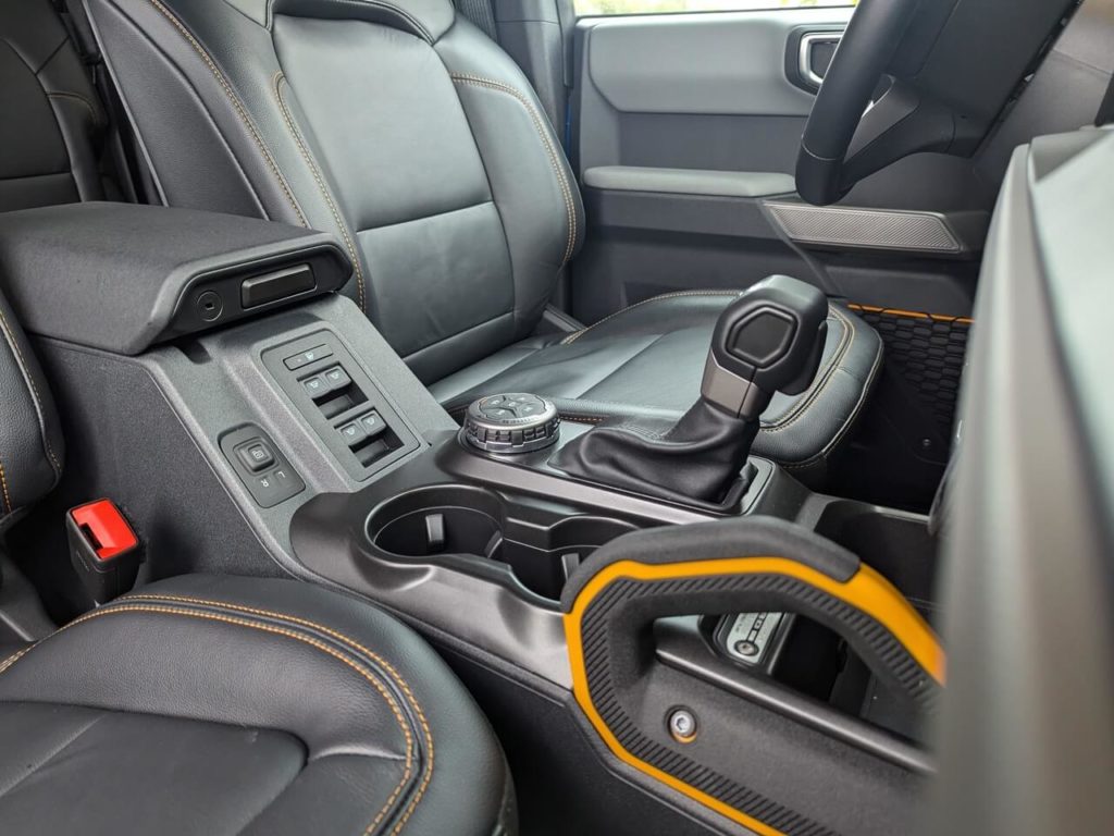 Da sich die Türen im Ford Bronco abnehmen lassen, befinden sich die Schalter für Fensterheber und Spiegeleinstellung in der Mittelkonsole.