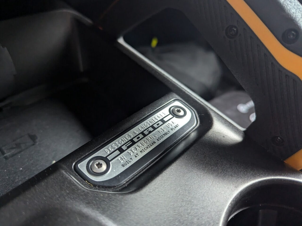 Metall-Plakette in der Mittelkonsole beim Ford-Bronco: Designed & Engineered in Dearborn, Miami, USA, Build at Michigan Assemply Plant.