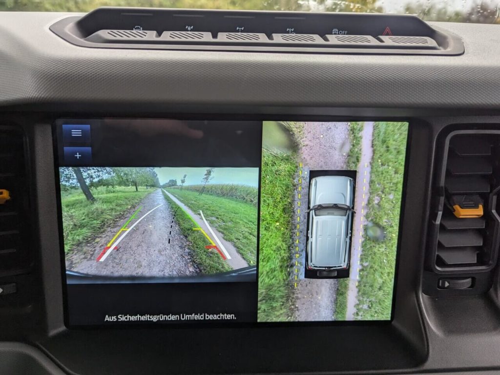 360-Grad-Kamera mit „Split View“-Technologie auf 12 Zoll Display. Dynamische Führungslinien bei der Rückfahrkamera im Ford Bronco.