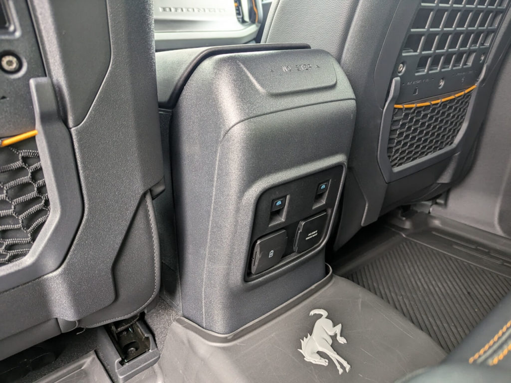 Rücksitze haben eigene USB- und Stromanschlüsse. Die Schalter für die Fensterheber sind in der Mittelkonsole untergebracht, da sich die vorderen und hinteren Türen im Ford Bronco abnehmen lassen.