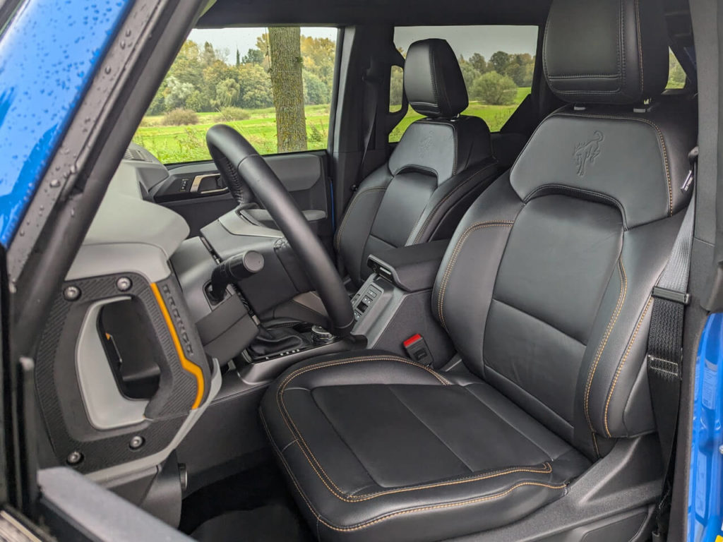 Fahrersitz im Ford Bronco: Teilleder-Polster (Echtleder in den Mittelbahnen, Außenwangen in strapazierfähigem Kunstleder).