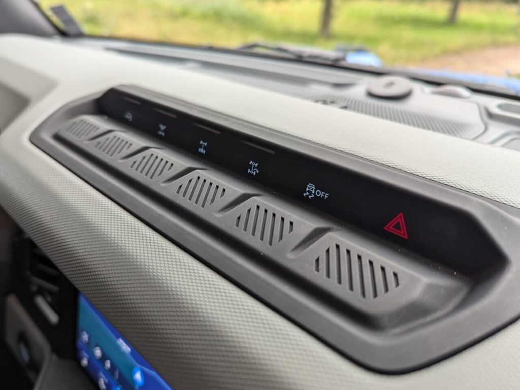 Steuerung der Fahrwerks-Sperren über Schalter auf dem Armaturenbrett