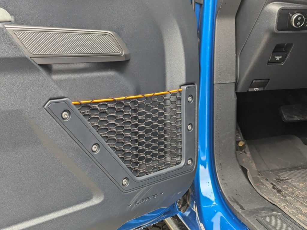 Ablagenetz in der vorderen Tür beim Ford Bronco.