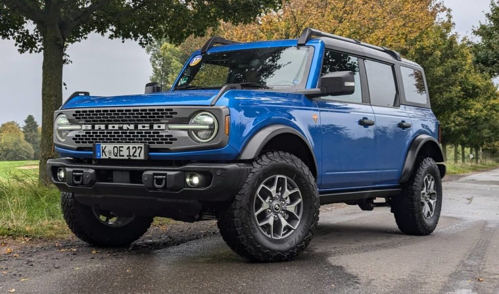 Ford Bronco Badlands (2025) in der Lackierung Velocity Blue Metallic (Bestell-Code PN4GL) im Fahrbericht