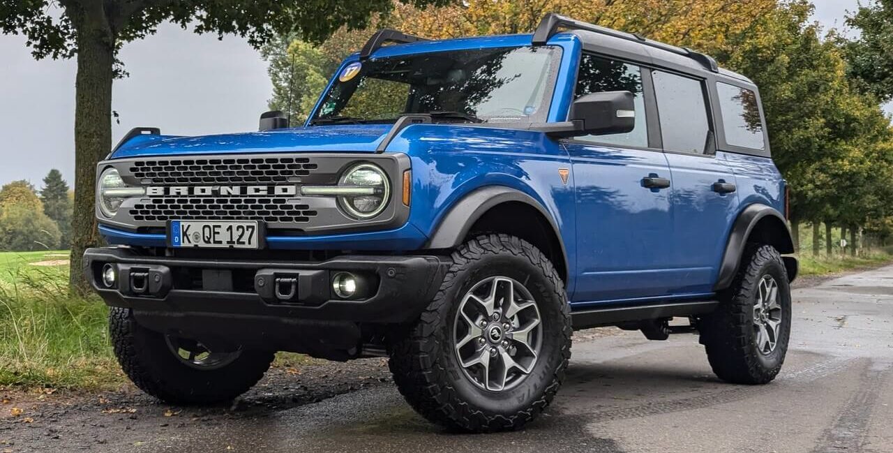 Ford Bronco Badlands (2025) in der Lackierung Velocity Blue Metallic (Bestell-Code PN4GL) im Fahrbericht