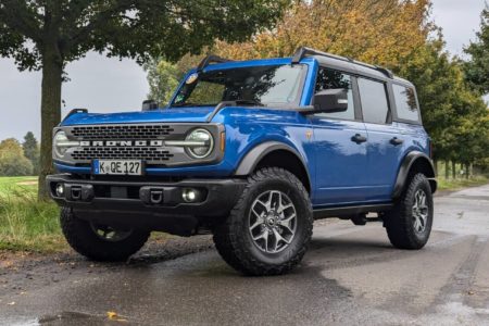 Ford Bronco Badlands (2025) in der Lackierung Velocity Blue Metallic (Bestell-Code PN4GL) im Fahrbericht