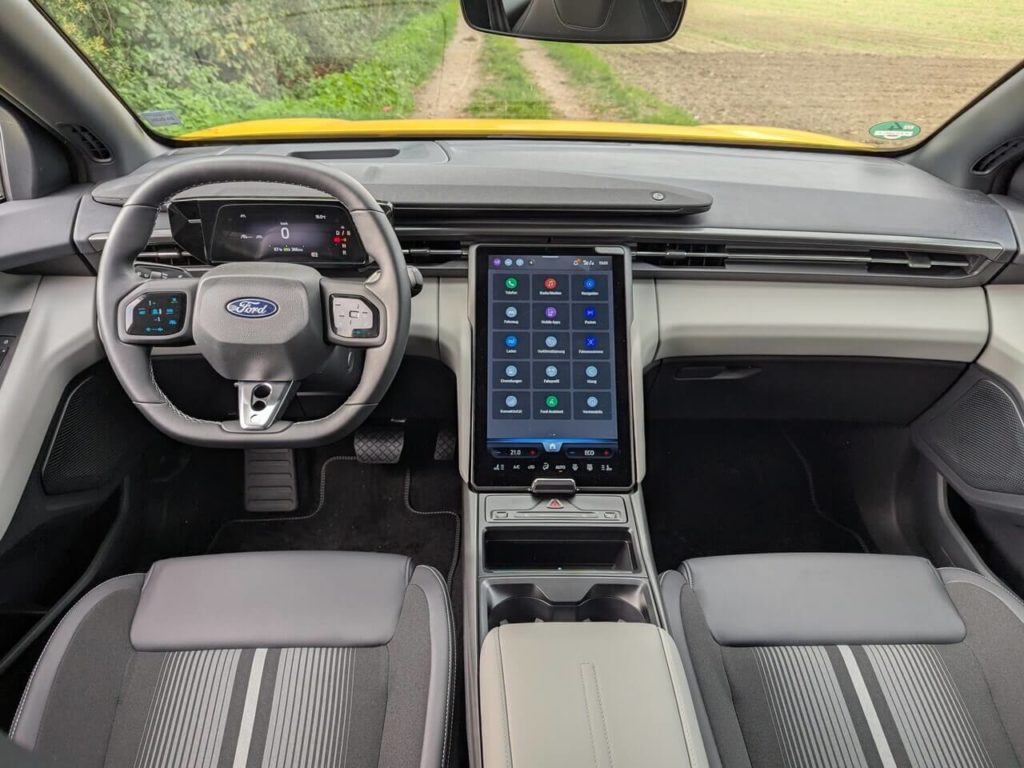 Armaturenbrett des Ford Capri Select 2025 mit digitalem Kombiinstrument und 14,6-Zoll-Touchscreen.