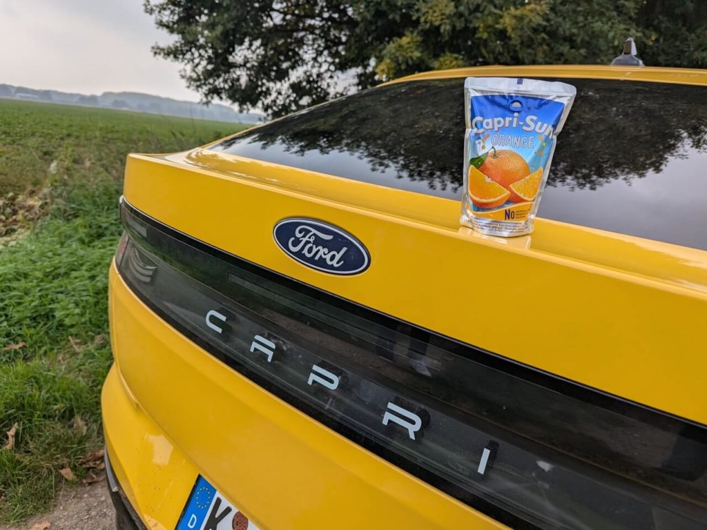 Ford Capri Select mit Capri-Sun Getränk auf dem Heck - Symbolbild zum Retro-Charme des Elektro-SUV.