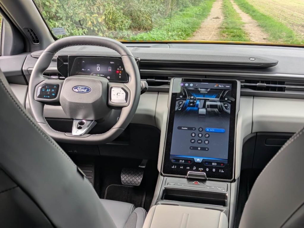 Fahrzeuginnenraum im Ford Capri: Modern gestaltetes Armaturenbrett mit Soundbar und Touchscreen im Hochformat.