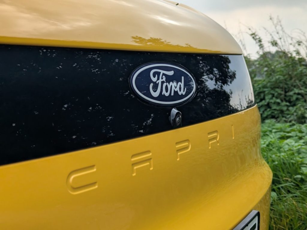 Capri-Schriftzug im vorderen Stoßfänger, lackiert in Vivid Yellow.