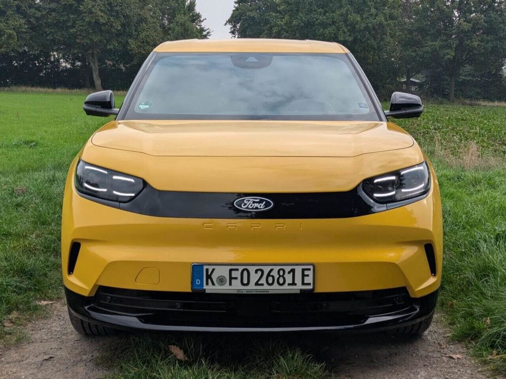 Frontansicht: Capri-Design mit LED-Scheinwerfern und schwarzer Frontmaske