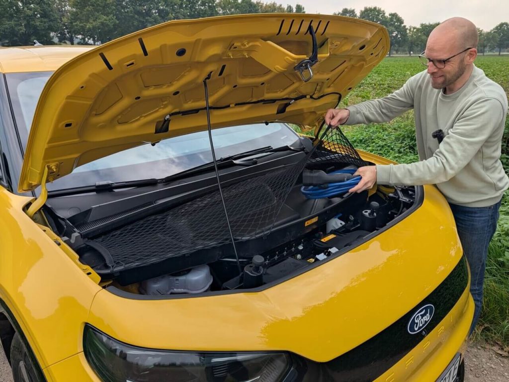Frunk als Original-Zubehör für Ford Capri: 150 Euro (Front-Trunk Bestellnummer: 2825614) zum transportieren von Ladekabel.