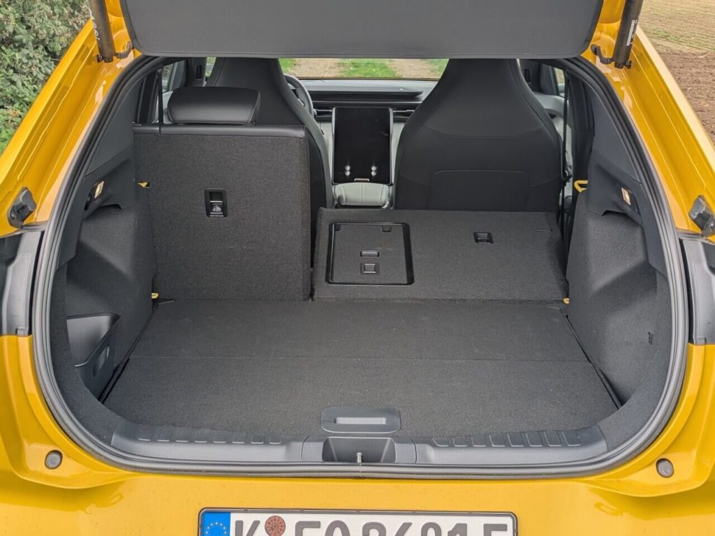Der Kofferraum lässt sich von 572 auf bis zu 1510 Liter erweitern. Die Rücksitzbank hat ein Teilungsverhältnis von 40:60. Die Ladefläche ist übergangsfrei und leicht ansteigend.