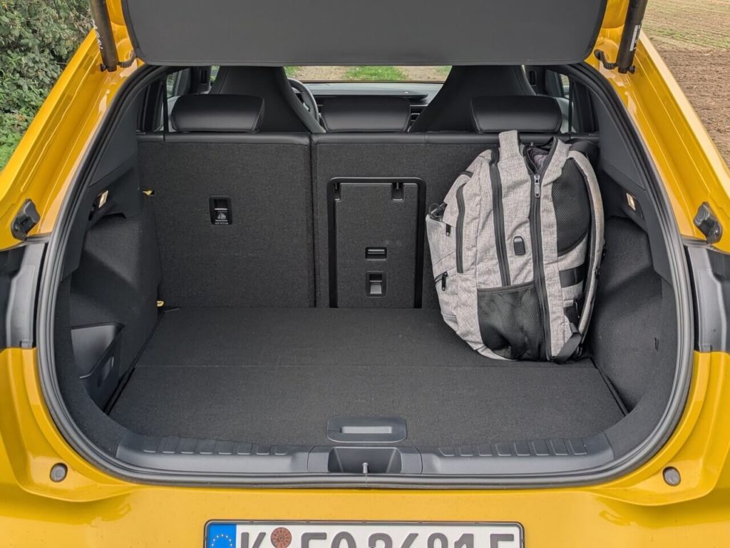 Kofferraum im Ford Capri mit einem Fassungsvermögen von 572 Liter. Verstaumöglichkeiten mit herausnehmbaren Kunststoff-Behältern hinter den Radhäusern.