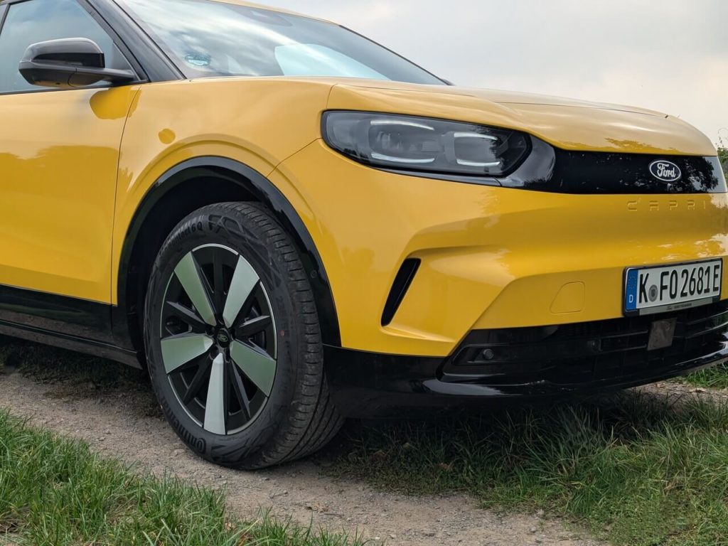 LED-Scheinwerfer im Capri-Look und 19 Zoll Aero-Felgen im Retro-Stil.