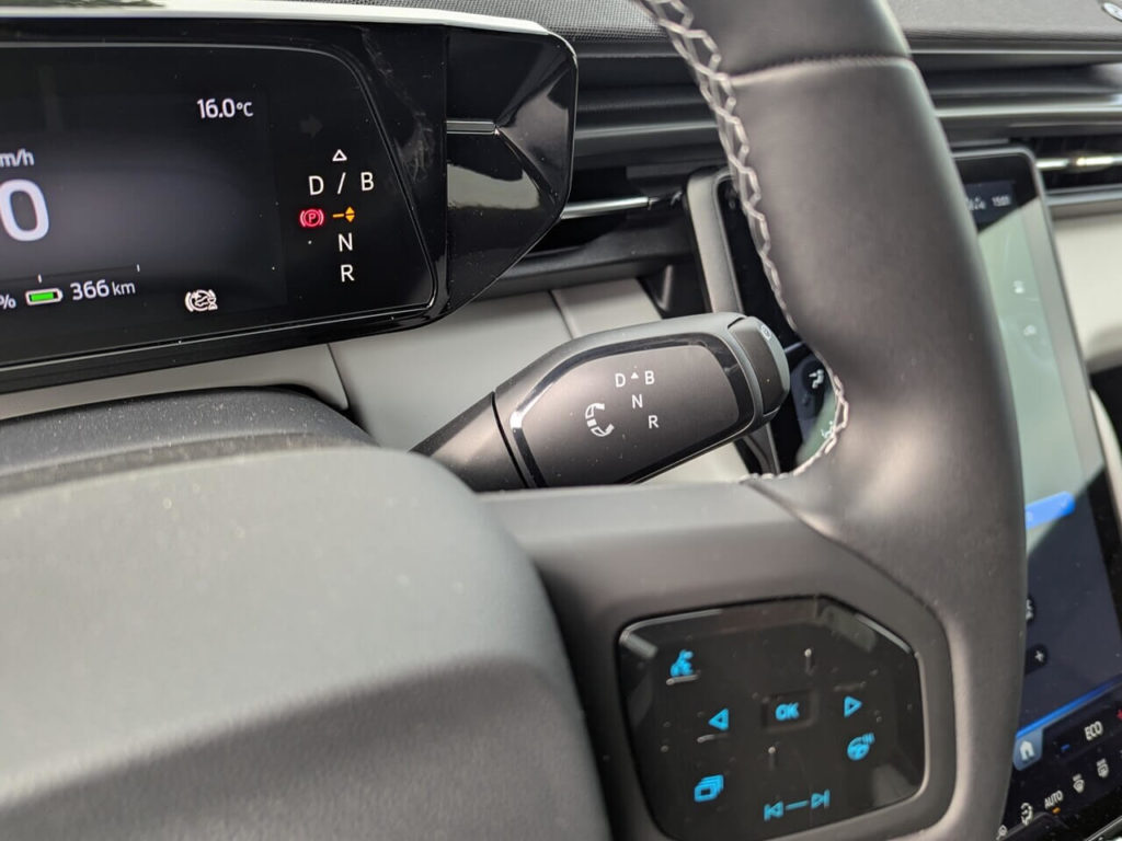 Ford Capri auf MEB-Plattform mit Bauteilen aus dem Volkswagen-Konzern, wie dem Fahrhebelschalter am Lenkstockhebel.