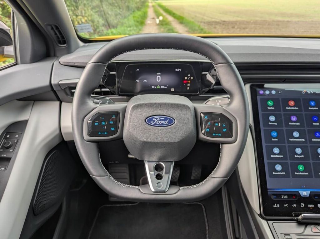 Fahrerperspektive im Ford Capri: oben und unten abgeflachtes Lenkrad und 5,3 Zoll großer Digitaltacho.